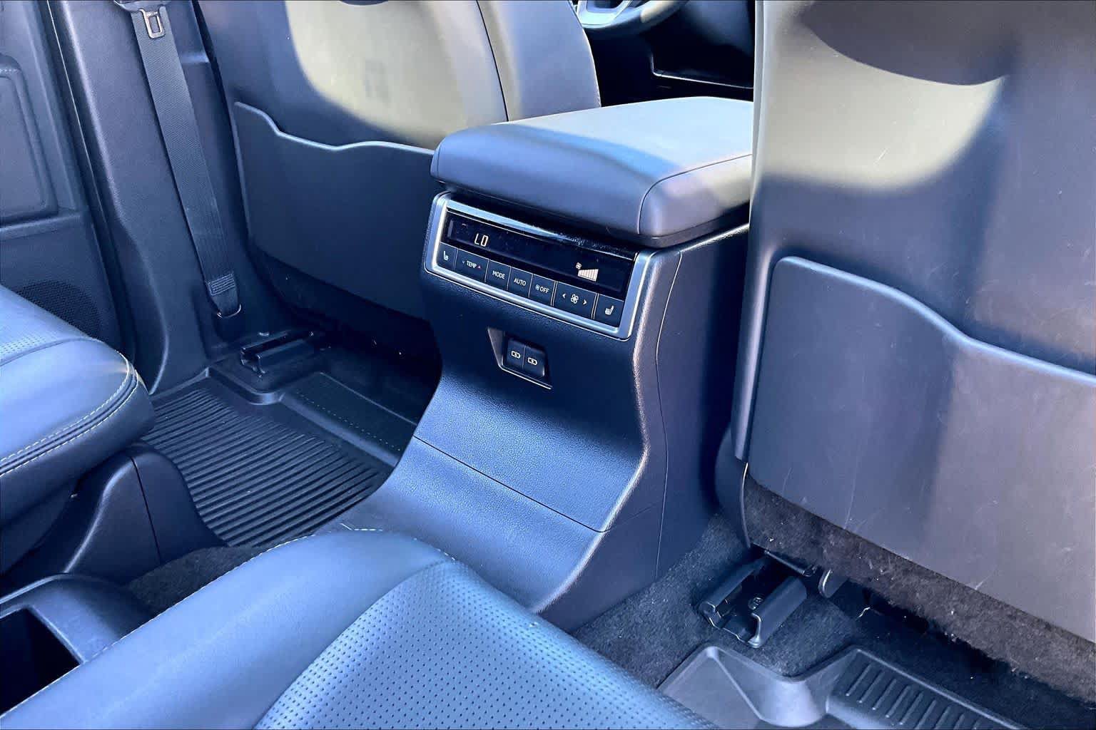 Used 2025 Lexus GX 550 w/ Accessory Package (2T) AWD/4WD image 19