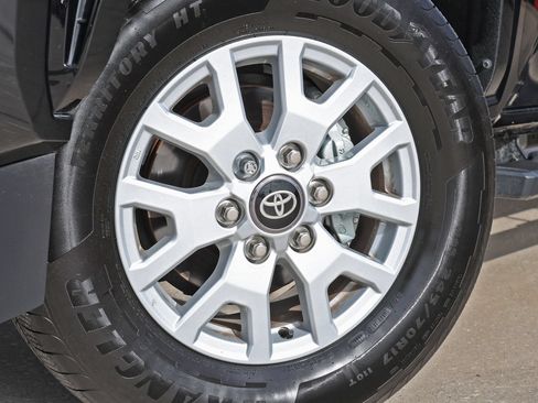 Used 2025 Toyota Tacoma SR5 AWD/4WD image 12