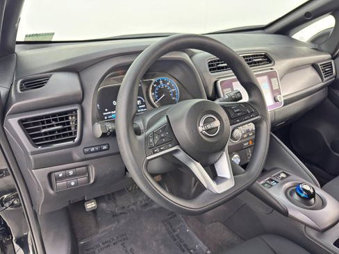 Used 2025 Nissan Leaf S image 12