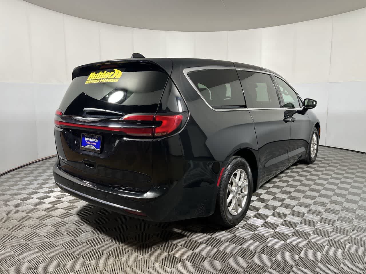 Used 2025 Chrysler Pacifica Select FWD image 8