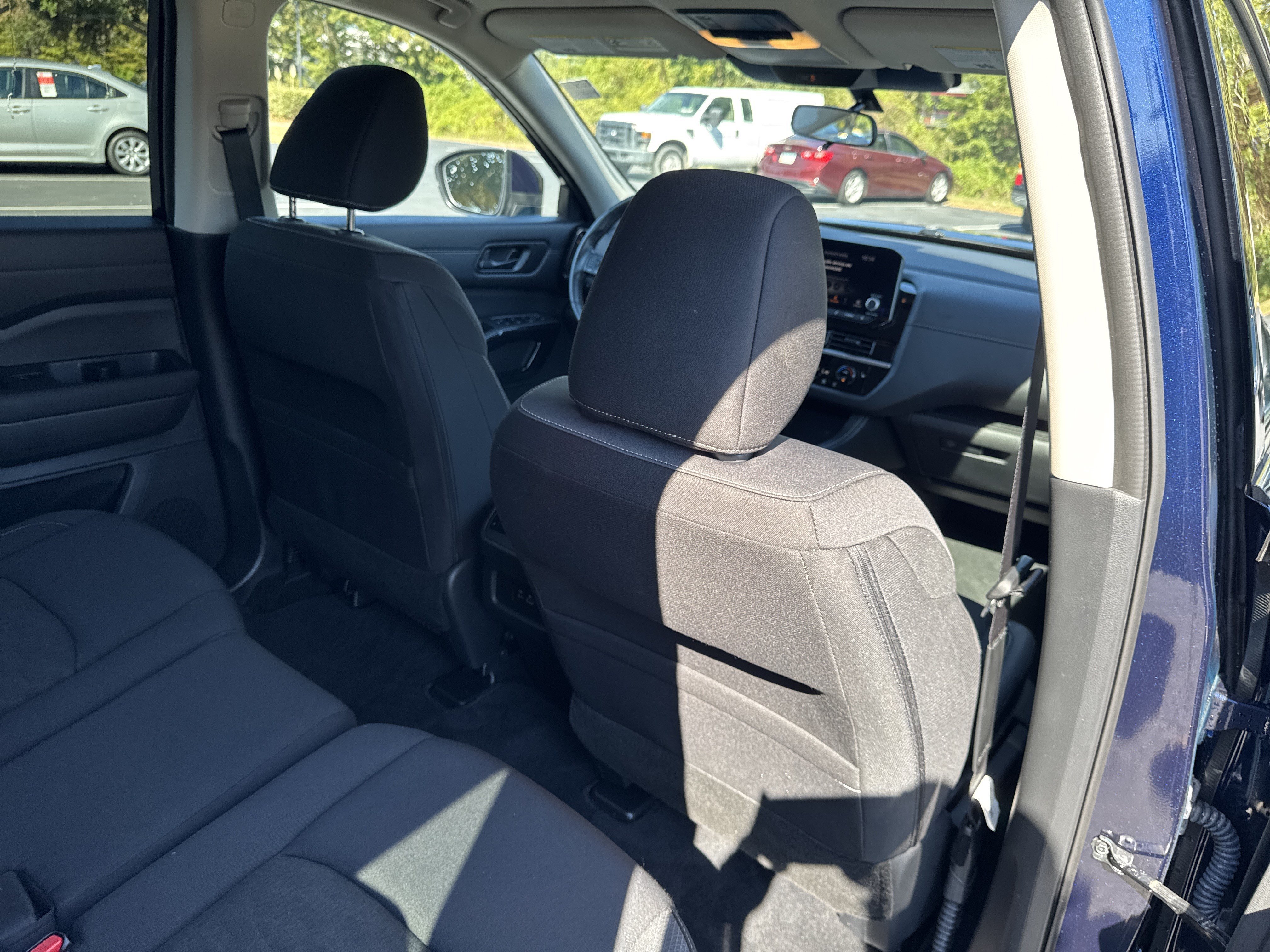 Used 2025 Nissan Pathfinder SV AWD/4WD image 32