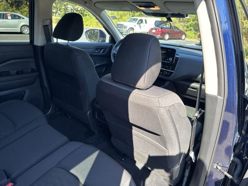 Used 2025 Nissan Pathfinder SV image 32