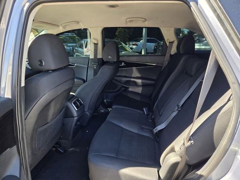 Used 2020 Kia Sorento LX image 19