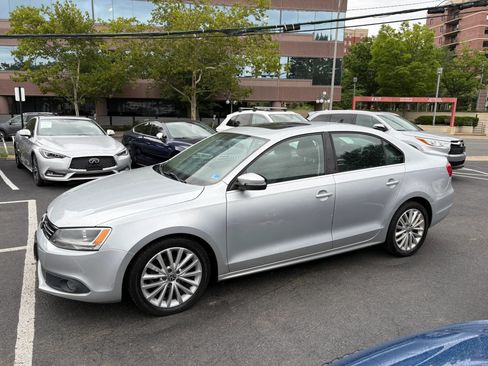 Used 2011 Volkswagen Jetta SEL FWD image 5