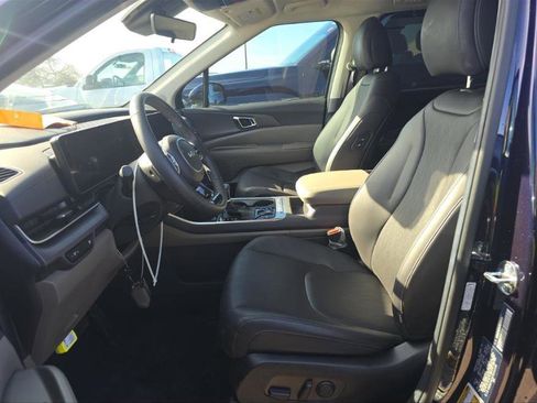 Used 2026 Kia Carnival EX image 3