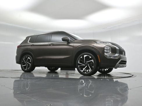 Used 2022 Mitsubishi Outlander SEL image 3