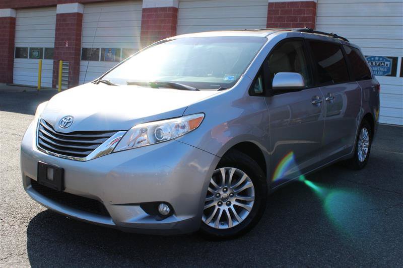 Used 2013 Toyota Sienna XLE w/ Entertainment Pkg FWD image 1