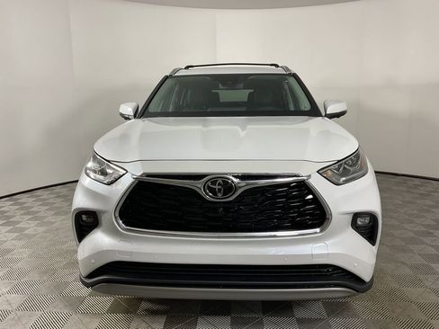 New 2026 Toyota Highlander Platinum image 2