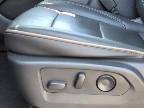 Used 2024 GMC Yukon XL SLT image 7