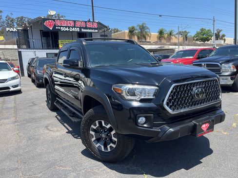 Used 2018 Toyota Tacoma TRD Off-Road image 2