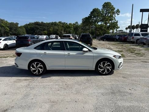 Used 2025 Volkswagen Jetta SEL FWD image 4