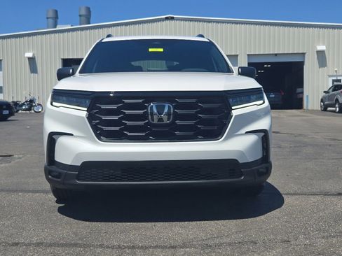 Used 2025 Honda Pilot Sport image 2