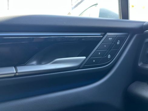 Used 2025 Porsche Macan Electric w/ Premium Package RWD image 22