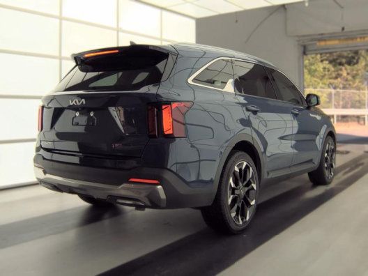 Used 2024 Kia Sorento EX w/ Panoramic Sunroof Package FWD image 3