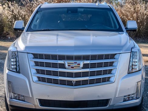 Used 2020 Cadillac Escalade ESV Premium Luxury image 8