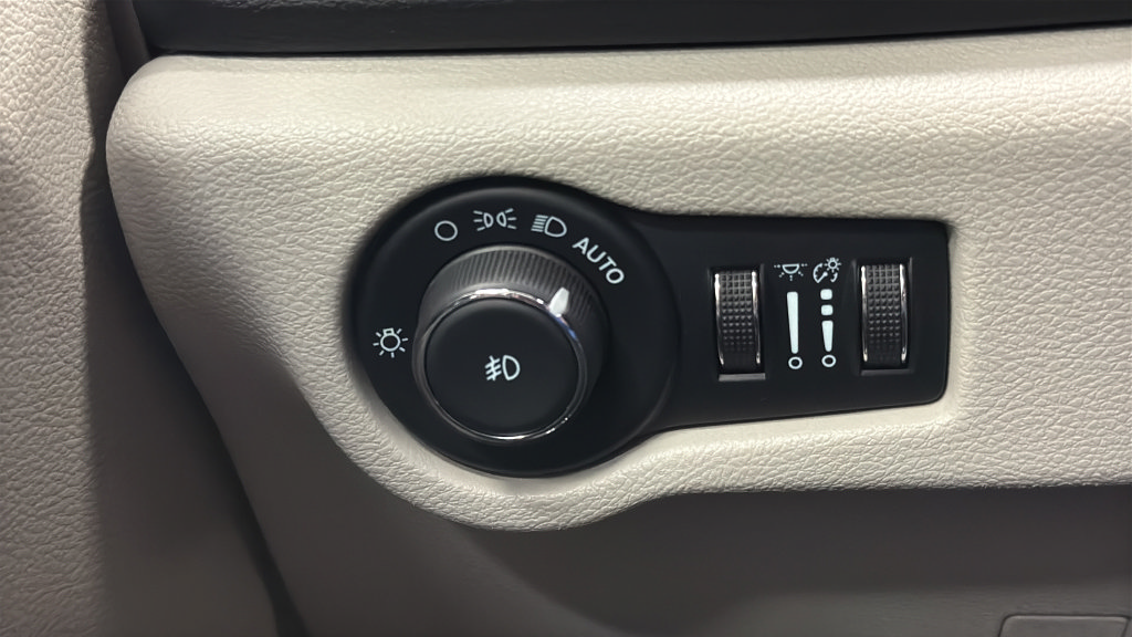 Used 2024 Chrysler Pacifica Touring-L FWD image 31