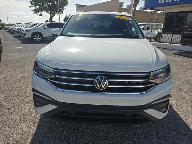Used 2024 Volkswagen Tiguan SE FWD image 2