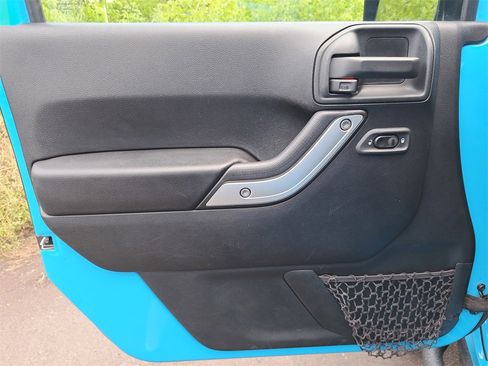 Used 2018 Jeep Wrangler Unlimited Rubicon w/ Connectivity Group image 24