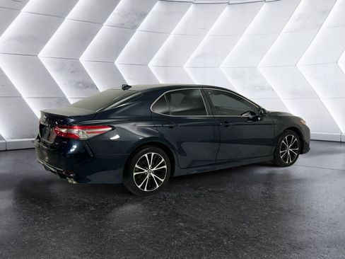 Used 2019 Toyota Camry SE image 4