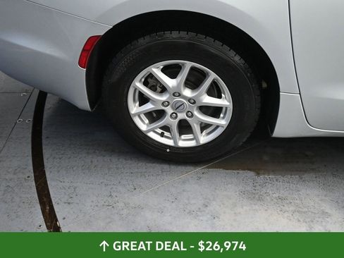 Used 2024 Chrysler Pacifica Touring-L image 25