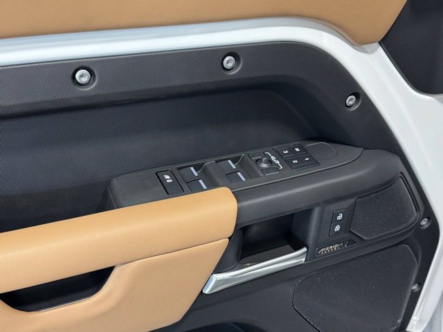 New 2025 Land Rover Defender 110 X-Dynamic SE AWD/4WD image 12
