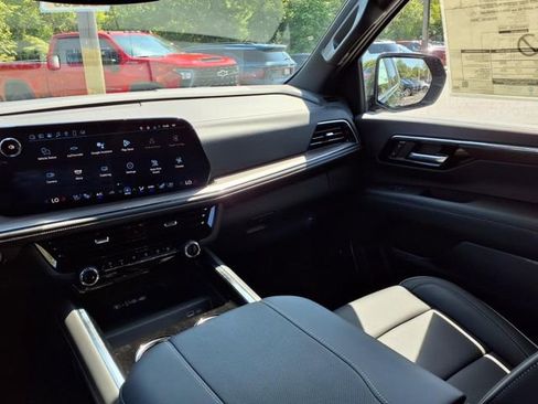 New 2025 Chevrolet Suburban Premier image 25