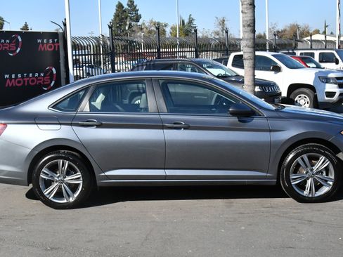 Used 2024 Volkswagen Jetta SE image 9