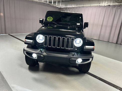 Used 2025 Jeep Wrangler Unlimited Sahara AWD/4WD image 2