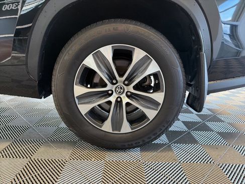 Used 2023 Toyota Highlander XLE AWD/4WD image 9