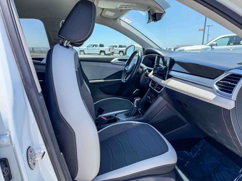 Used 2025 Volkswagen Taos SE FWD image 15