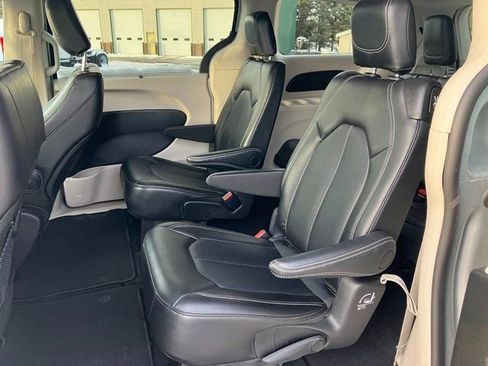 Used 2024 Chrysler Pacifica Touring-L image 16