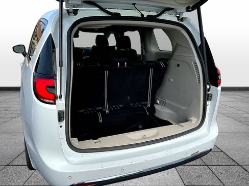 Used 2024 Chrysler Pacifica Touring-L FWD image 9