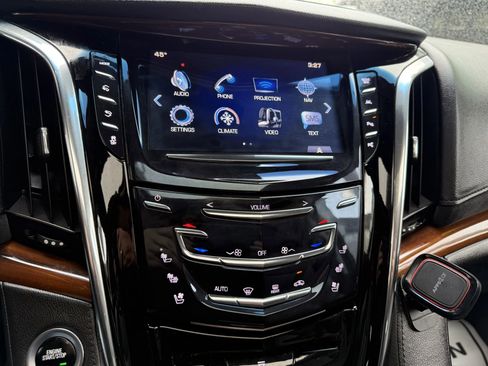 Used 2018 Cadillac Escalade Luxury AWD/4WD image 26