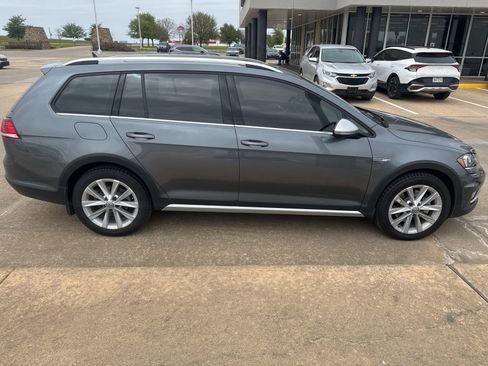 Used 2019 Volkswagen Golf Alltrack SE image 6