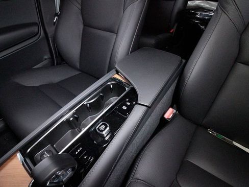 Certified 2025 Volvo XC90 B6 Plus w/ Protection Package Premier image 11