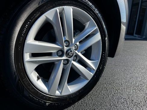 Used 2021 Toyota Corolla SE w/ SE Preferred Package image 3