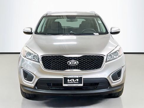 Used 2017 Kia Sorento LX w/ LX Convenience Package image 2