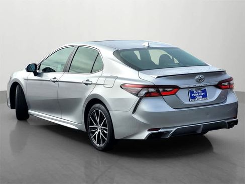 Used 2024 Toyota Camry SE image 4