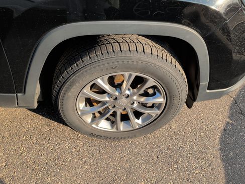 Used 2019 Jeep Cherokee Latitude Plus w/ Cold Weather Group image 5