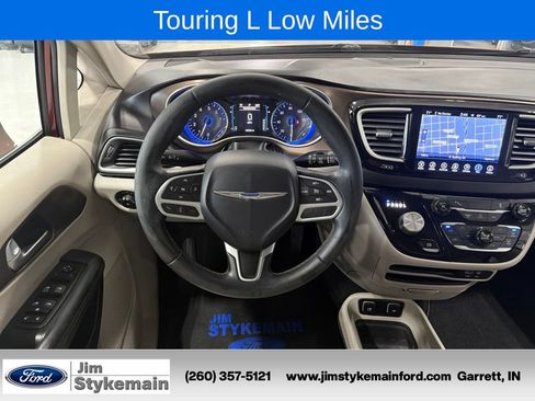 Used 2017 Chrysler Pacifica Touring-L w/ Tire & Wheel Group FWD image 2