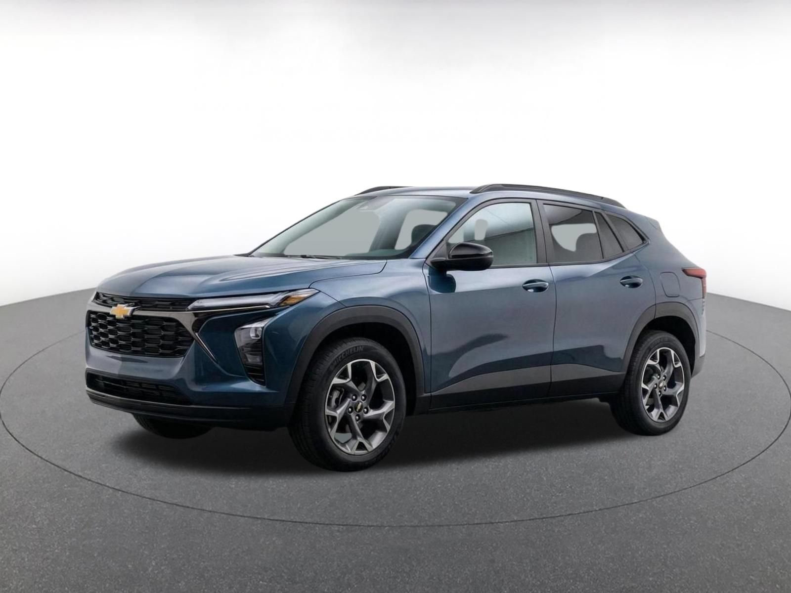 Used 2025 Chevrolet Trax LT FWD image 3