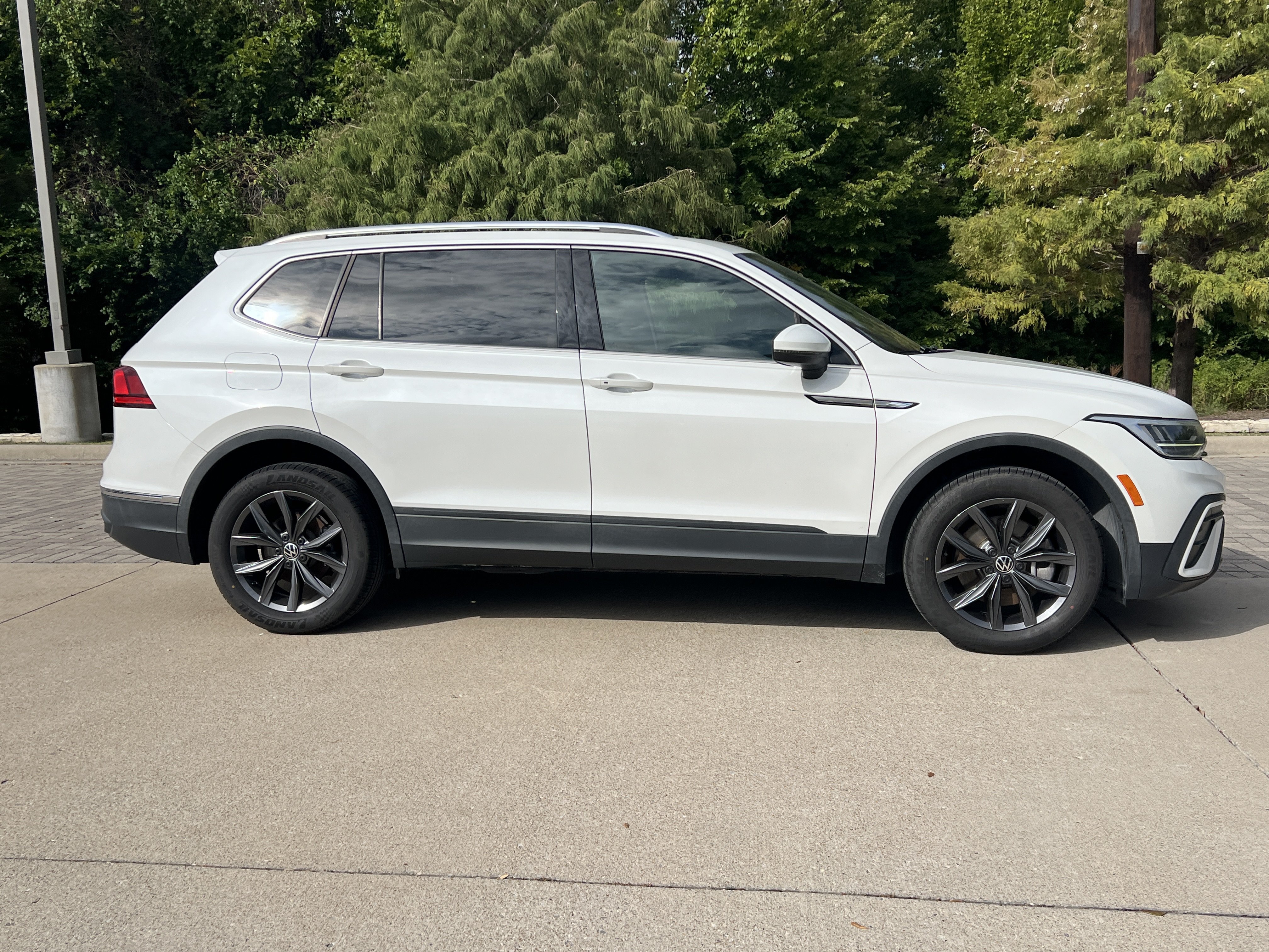 Used 2023 Volkswagen Tiguan SE w/ Panoramic Sunroof Package FWD image 10