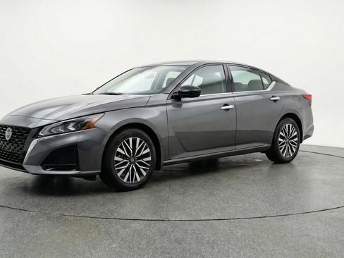 Used 2025 Nissan Altima 2.5 SV FWD image 3