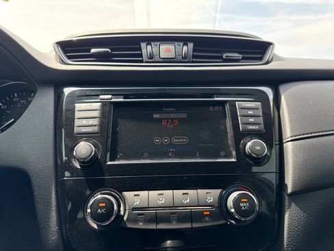 Used 2018 Nissan Rogue S FWD image 18
