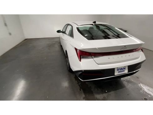 Used 2025 Hyundai Elantra SEL image 7