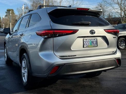 Used 2023 Toyota Highlander LE image 3