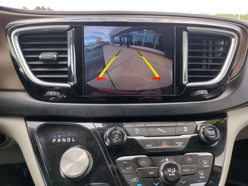 Used 2018 Chrysler Pacifica Touring-L Plus FWD image 13