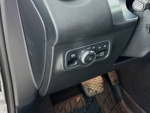 Used 2023 Mercedes-Benz GLB 250 4MATIC image 11