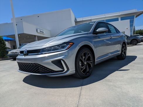 New 2026 Volkswagen Jetta SE FWD image 8