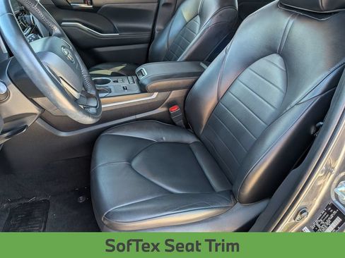 Used 2022 Toyota Highlander XLE FWD image 17